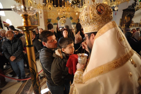 Благодатта излеана од молитвите на Свети Партениј ги освети темелите за новите конаци