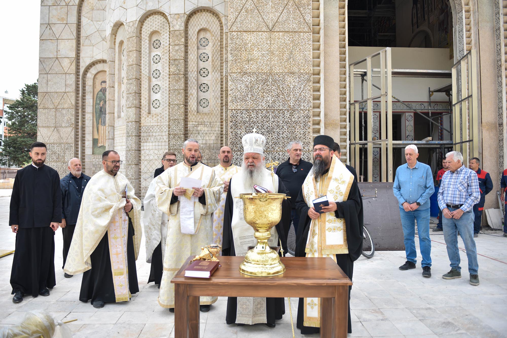 ОСВЕТ НА КУПОЛНИТЕ КРСТОВИ ЗА ХРАМОТ ,,СВЕТИ КОНСТАНТИН И ЕЛЕНА” ВО СКОПЈЕ