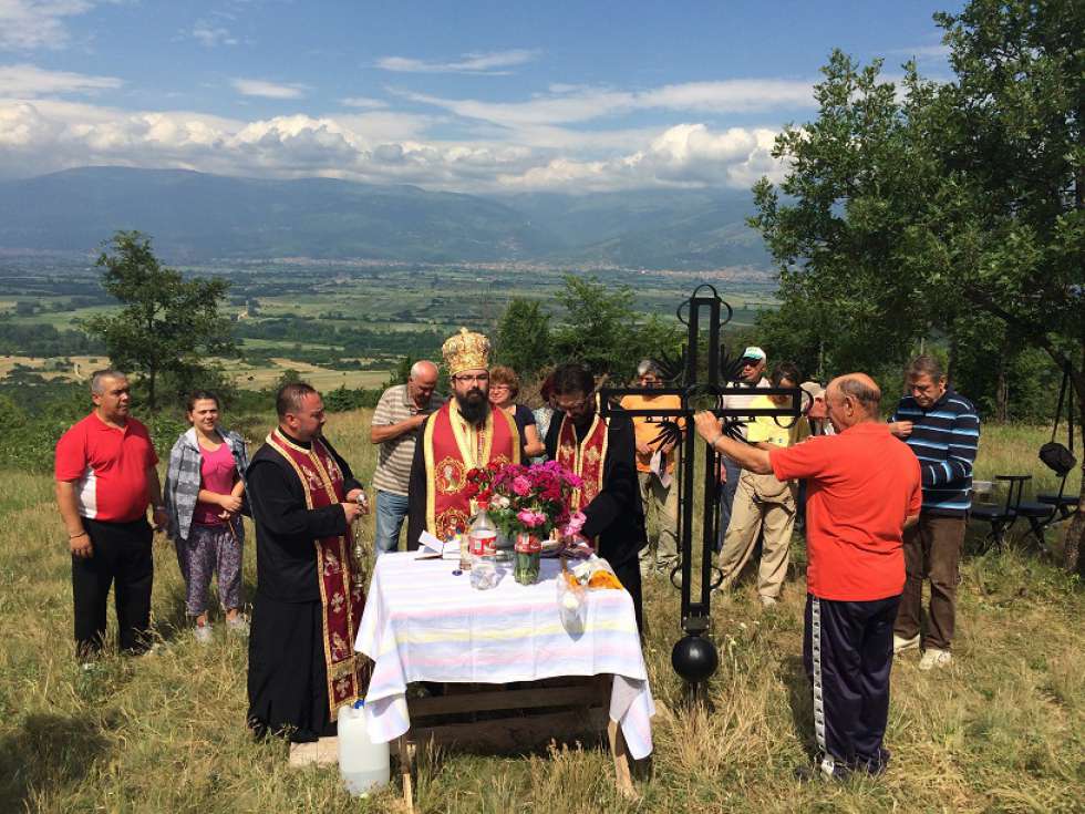 Oсветѕвање на новиот крст за храмот „Св. Екатерина“ с. Стенче – Тетовско