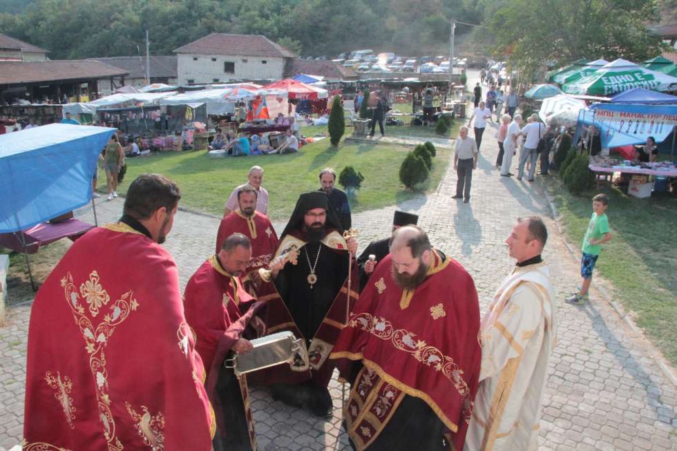 Вечерна богослужба во храмот „Пресвета Богородица“ во Лешочкиот манастир