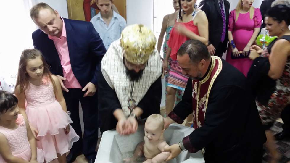 Света Тајна крштение над новороденчето Максим Стојановски од Тетово