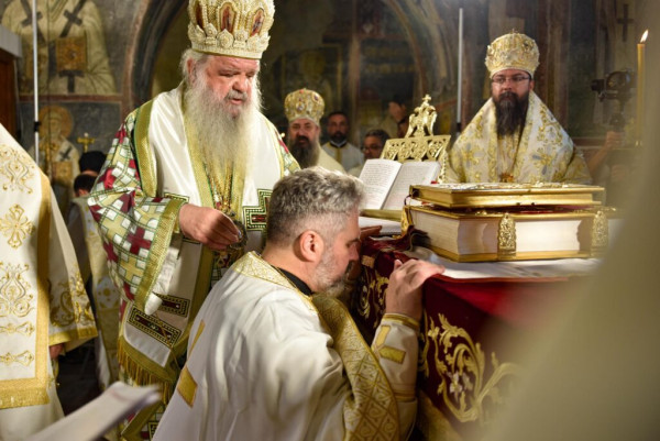 Ракополагање и востоличување на Митрополитот Дебарско-кичевски г. Георгиј