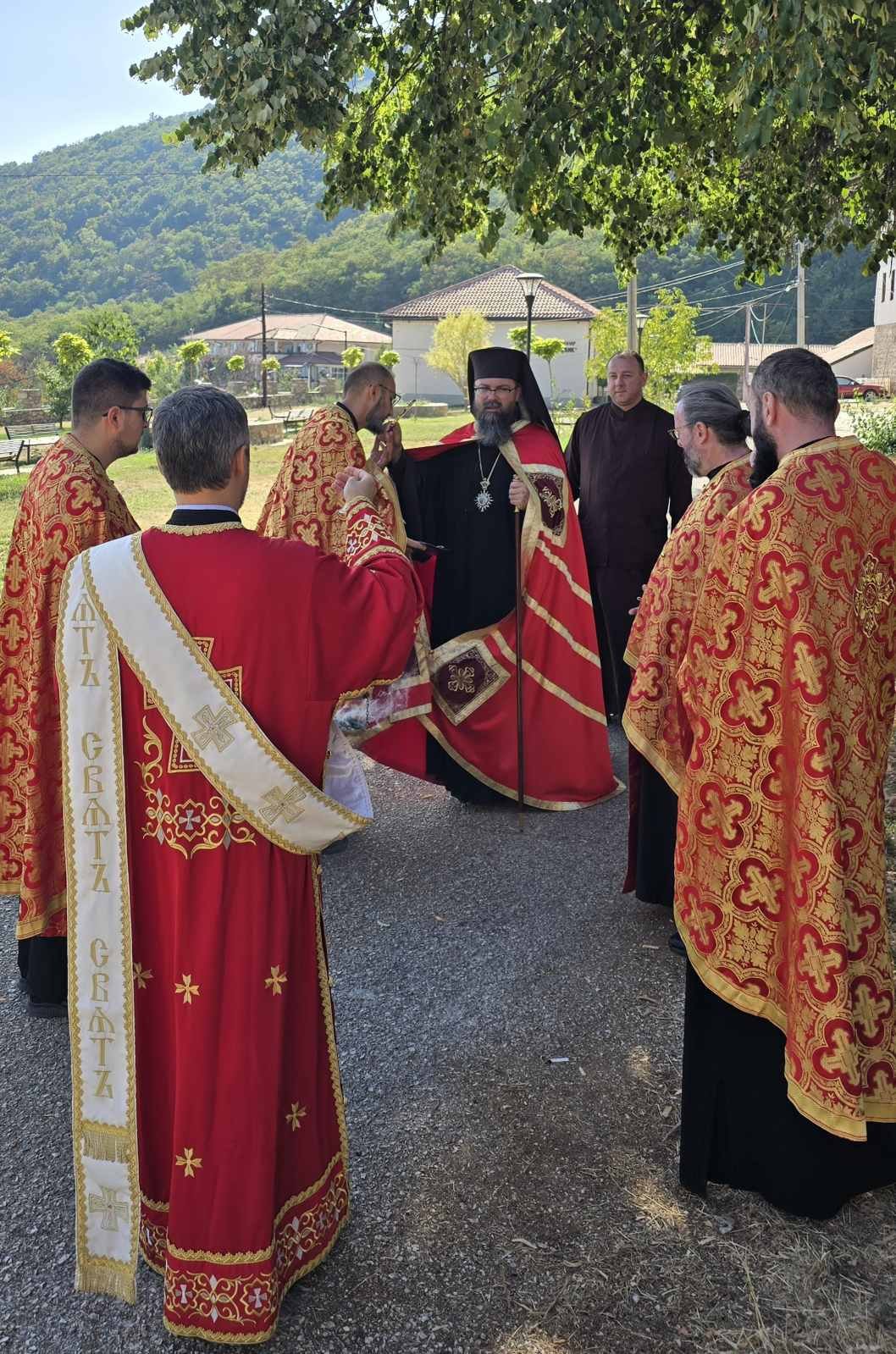 Вечерна богослужба во Лешочкиот манастир на празникот ,,Успение на Пресвета Богородица " - слика 1