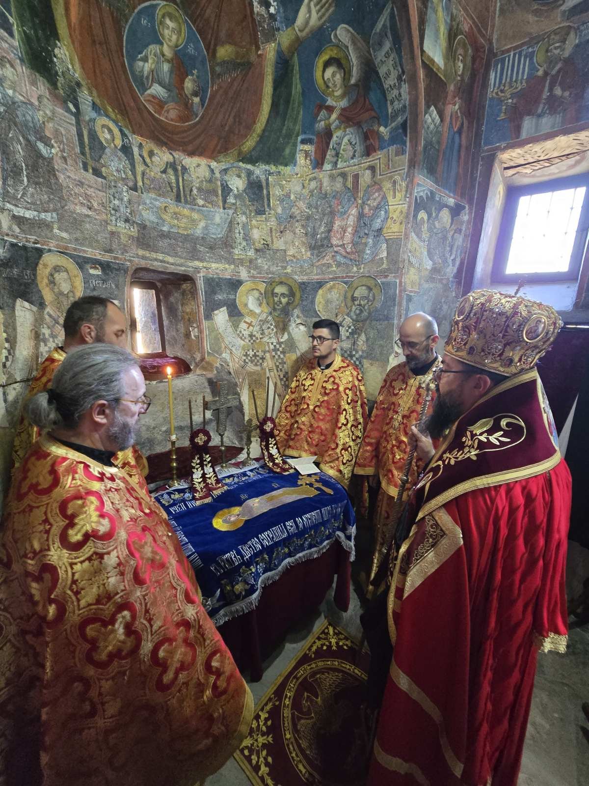 Вечерна богослужба во Лешочкиот манастир на празникот ,,Успение на Пресвета Богородица " - слика 2