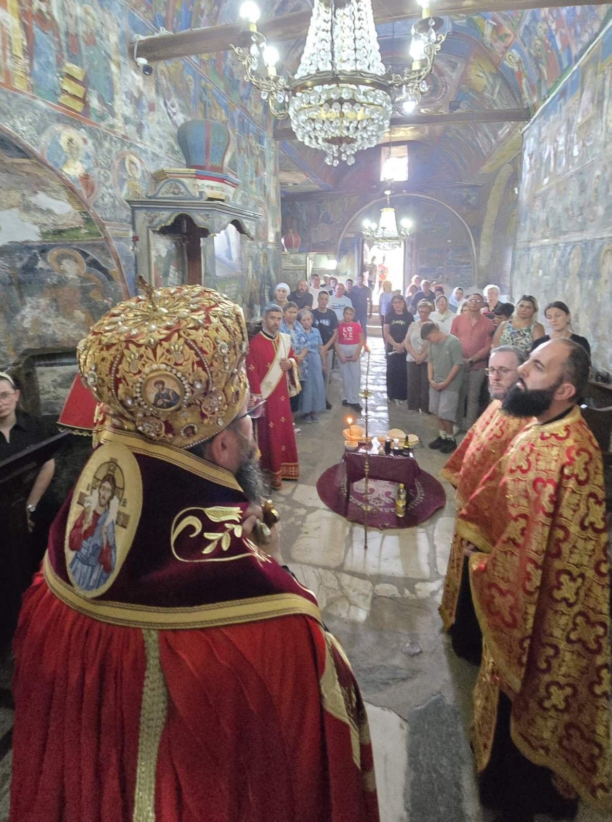 Вечерна богослужба во Лешочкиот манастир на празникот ,,Успение на Пресвета Богородица " - слика 6